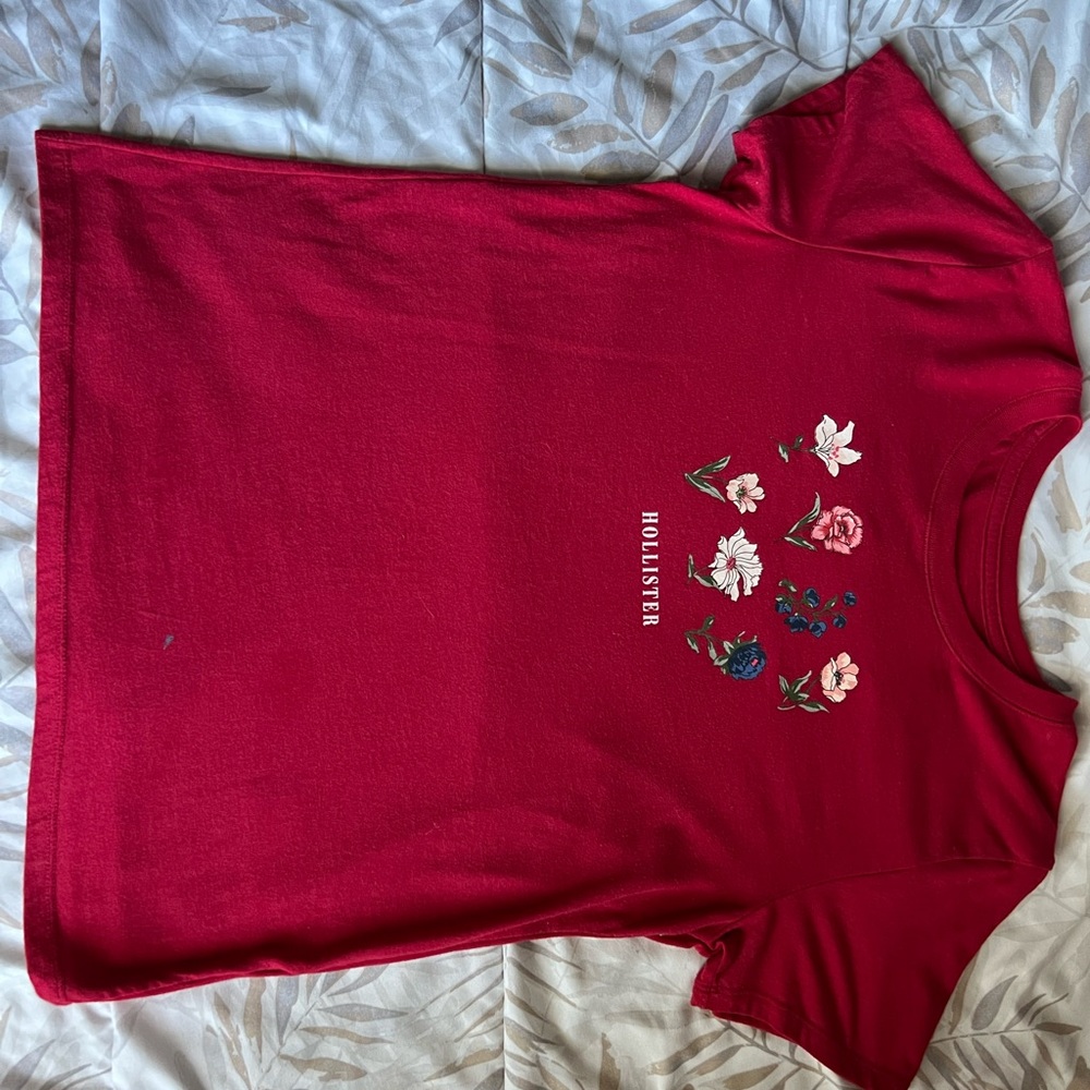 Hi there I’m selling this red t shirt from Hollister